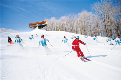 松花湖滑雪防疫领先，冬季运动防疫先锋引领者